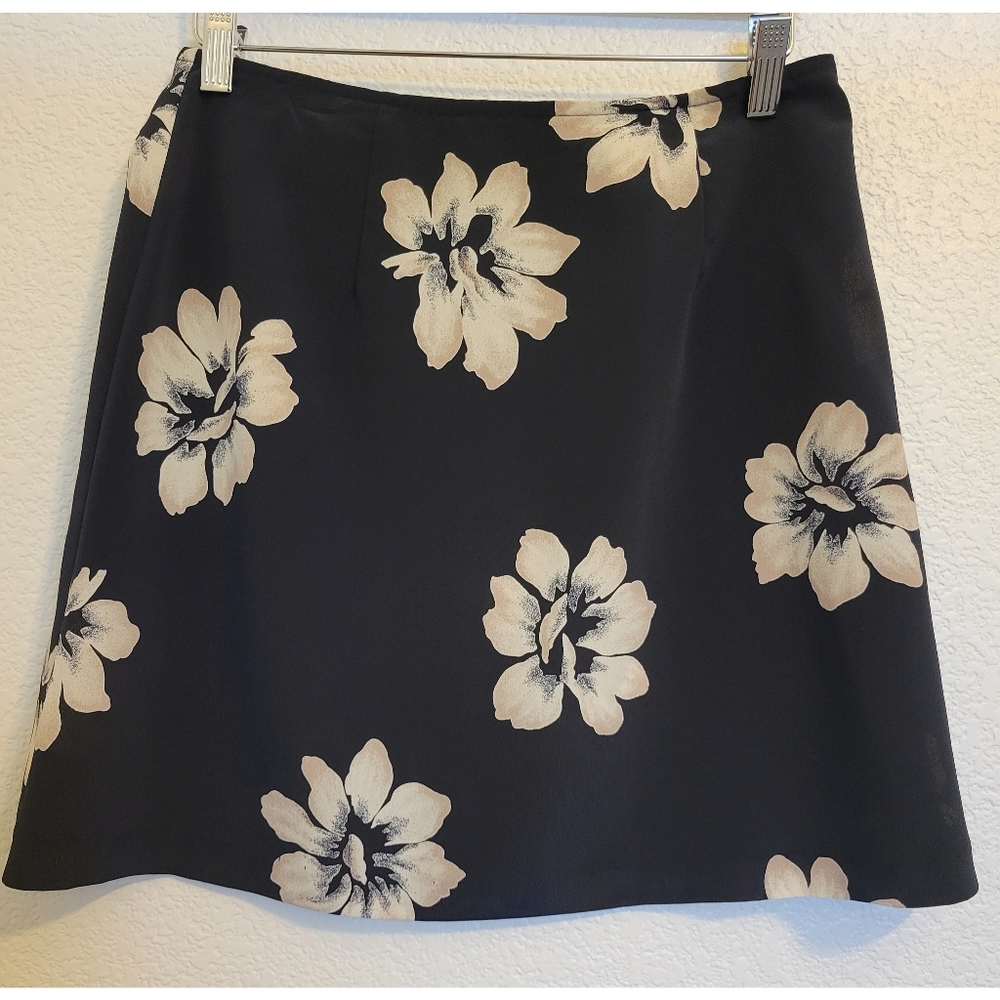 VNT womens Express sheer mini skirt size 9/10 black with white flowers